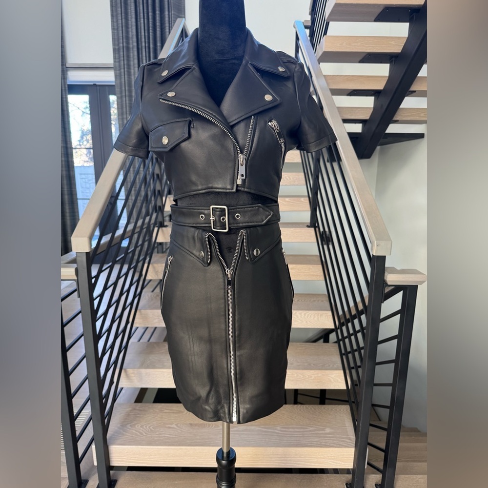 Chic Black Leather Outfit with Zipper Accents - Picture 2 of 8